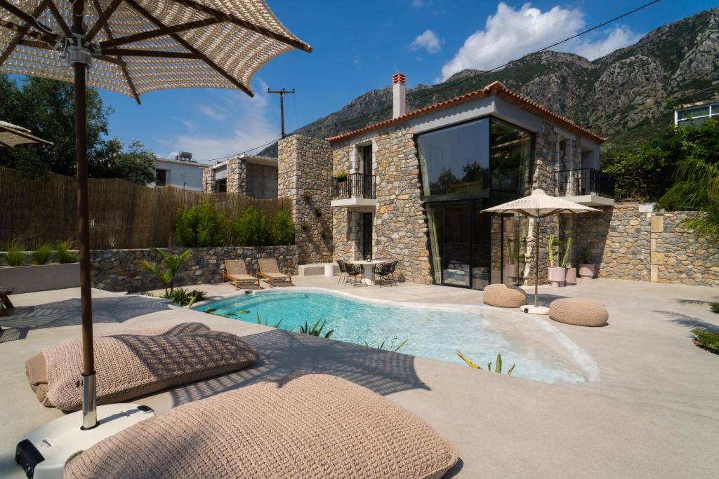 uma villa com uma piscina e uma casa em Bungalows at Almiros Beach em Kalamata