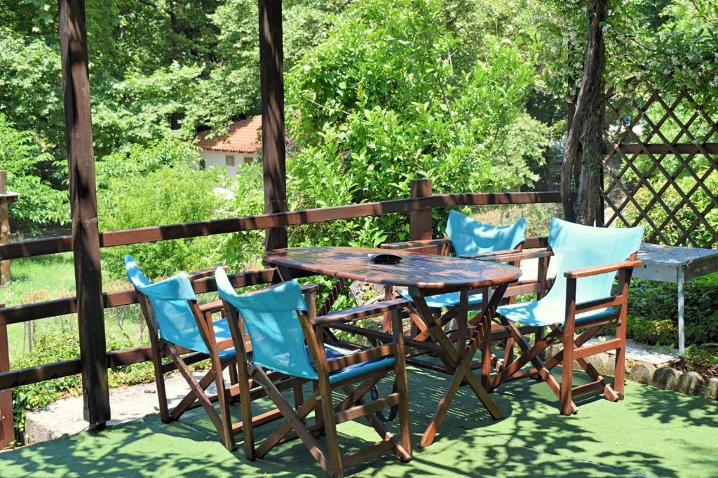 una mesa de madera y sillas en una terraza en Port House en Zagora
