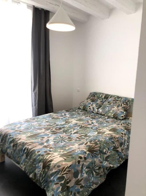 Una cama o camas en una habitaci&oacute;n de Le 20 La Loire Maison de bord de Loire