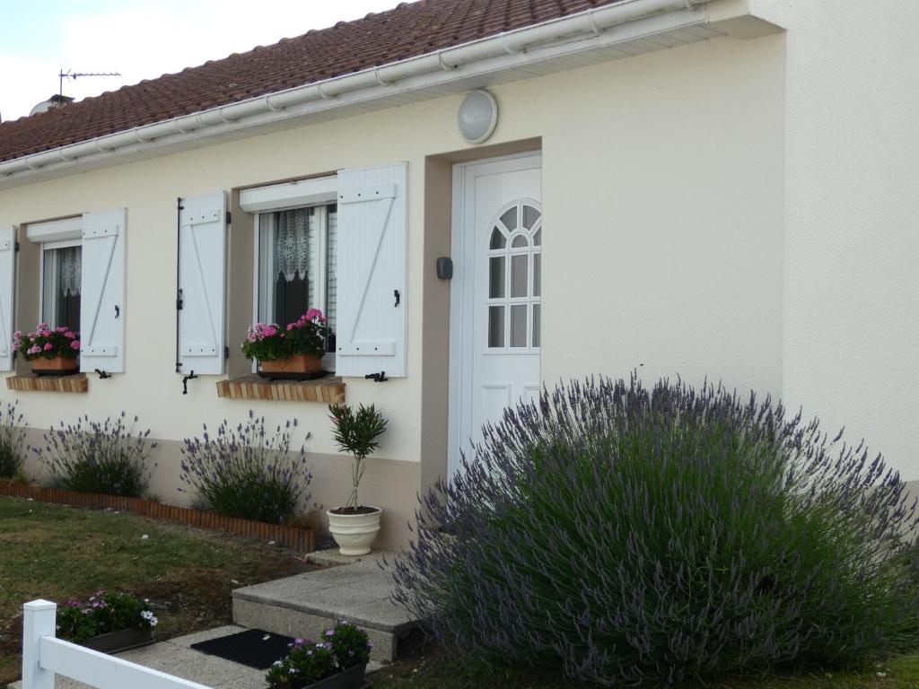 een wit huis met een witte deur en ramen bij L'ESCALE Côte d'Opale in Hesdigneul-lès-Boulogne