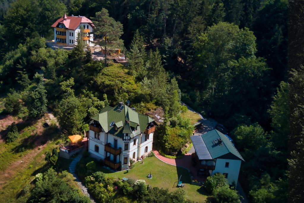 uma vista aérea de uma grande casa numa colina em Sandsteinidyll em Rathen