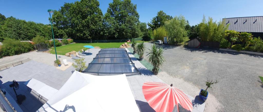 una vista aérea de un patio con sombrilla en Grand gîte Touraine 300m2 en La Membrolle-sur-Choisille