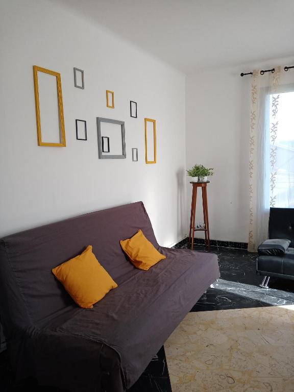 - un lit avec 2 oreillers jaunes dans l'établissement Les Abricots, à Tarascon