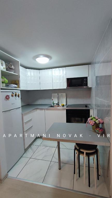 Kuchyňa alebo kuchynka v ubytovaní Apartmani Novak - Vir