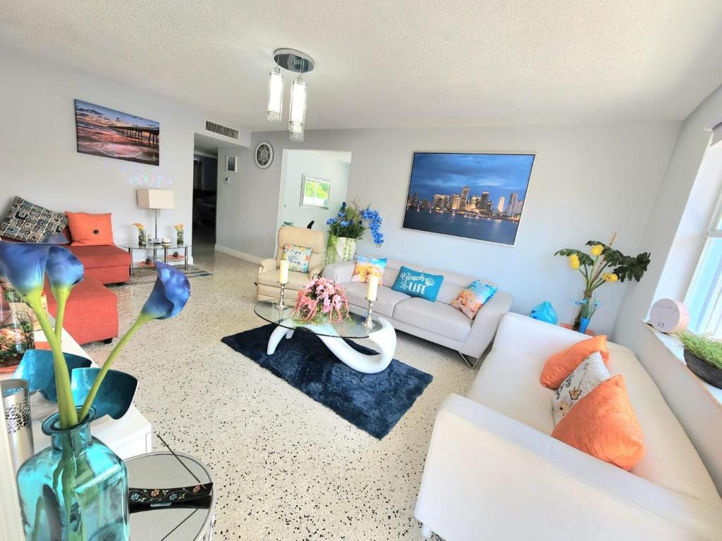 uma sala de estar com um sofá e uma mesa em Relax 523 em Miami