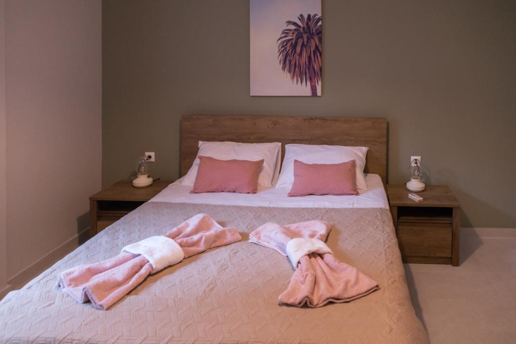 een slaapkamer met een bed met twee handdoeken erop bij Elegia Apartment in Mantoúkion