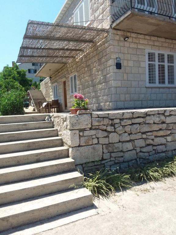 ルンバルダにあるKiwi Nestの玄関へ続く階段付きの石造りの家