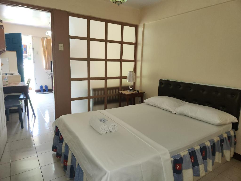 Postel nebo postele na pokoji v ubytování Country Sampler Inn