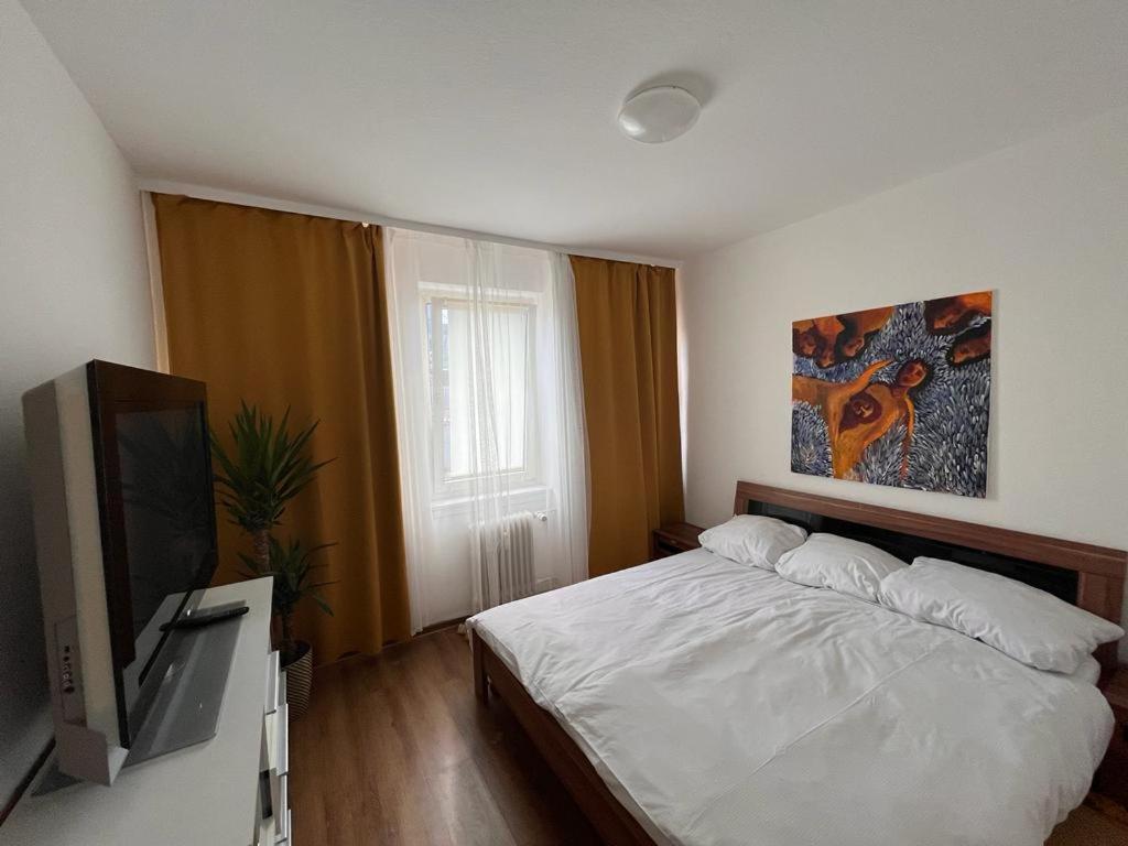 - une chambre avec un lit et une télévision à écran plat dans l'établissement Apartment, à Francfort-sur-le-Main