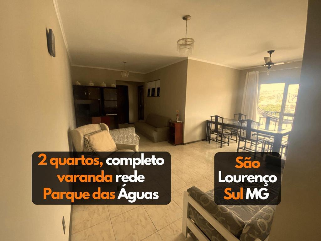 a living room with a couch and a table in a room at Apt grande no centro de São Lourenço perto de tudo in São Lourenço