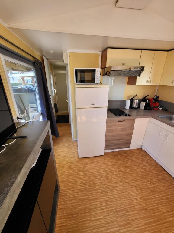Photo de la galerie de l'établissement Mobil-home 6 personnes climatisé dans camping avec piscine, à Fréjus