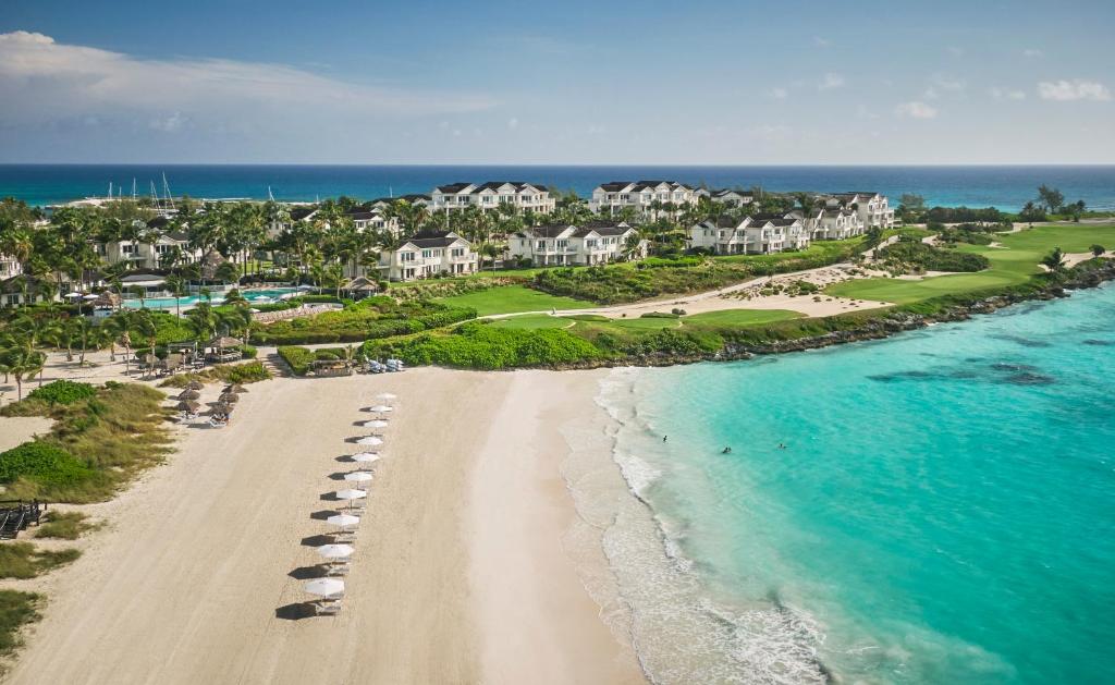 een luchtzicht op het strand van een resort bij Grand Isle Resort & Residences in Farmerʼs Hill