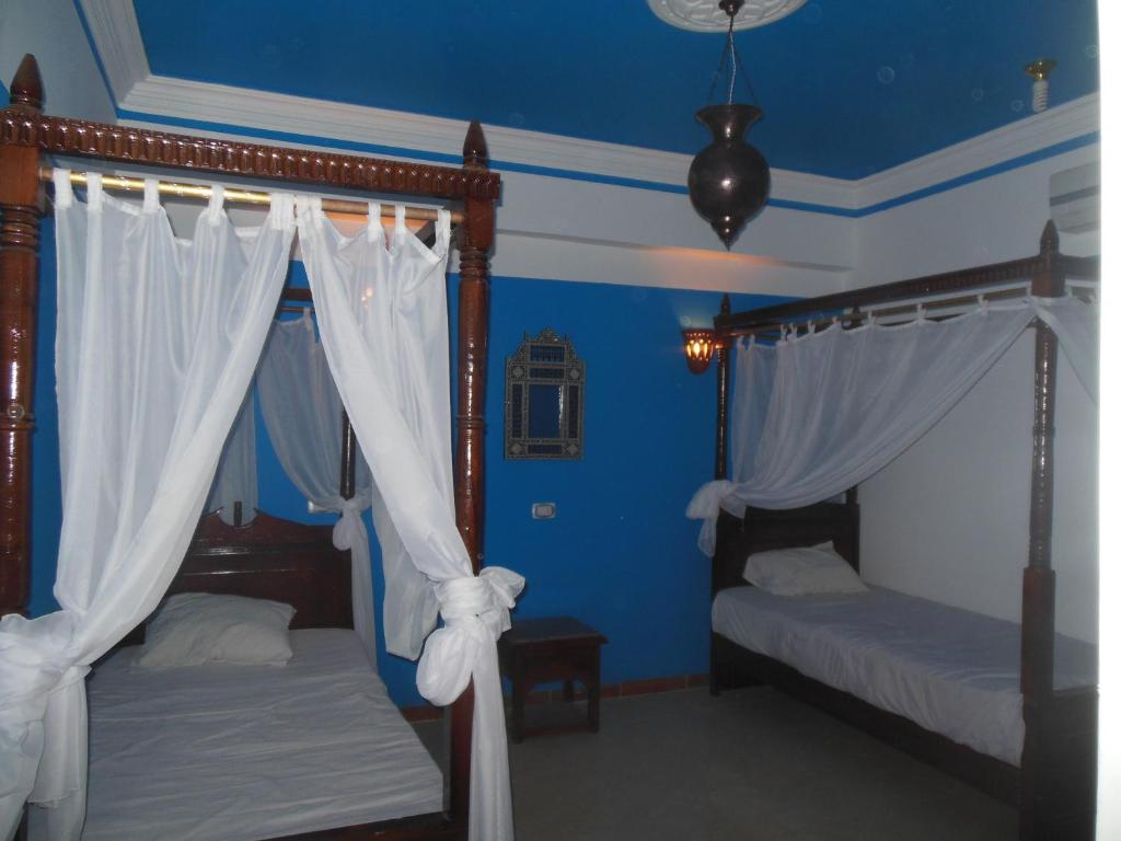 Postel nebo postele na pokoji v ubytování Cleopatra Hotel Luxor