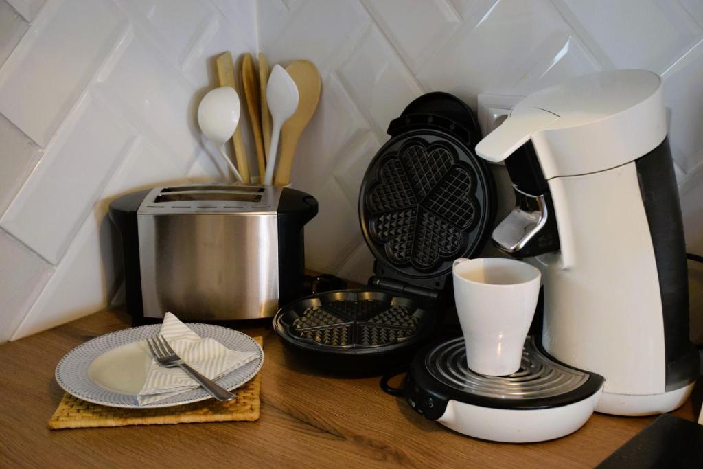 Příslušenství pro přípravu čaje a kávy v ubytování Shine Apartman
