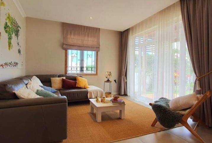 un soggiorno con divano e tavolo di Villa Terre d'Albion ad Albion