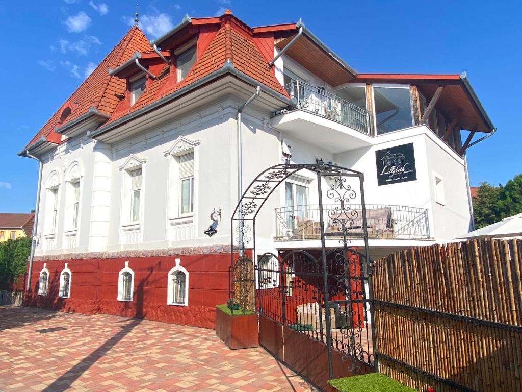 un gran edificio blanco con techo rojo en Villa Lillybeth - Lake Balaton, en Keszthely