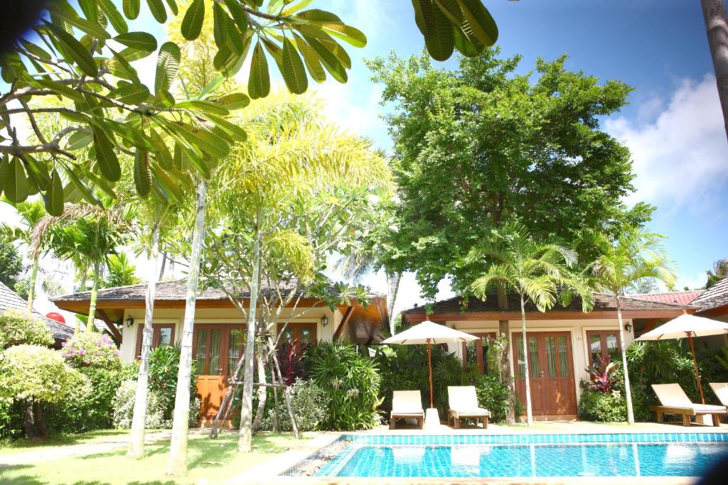 Der Swimmingpool an oder in der Nähe von Pai Tan Villas - SHA Extra Plus