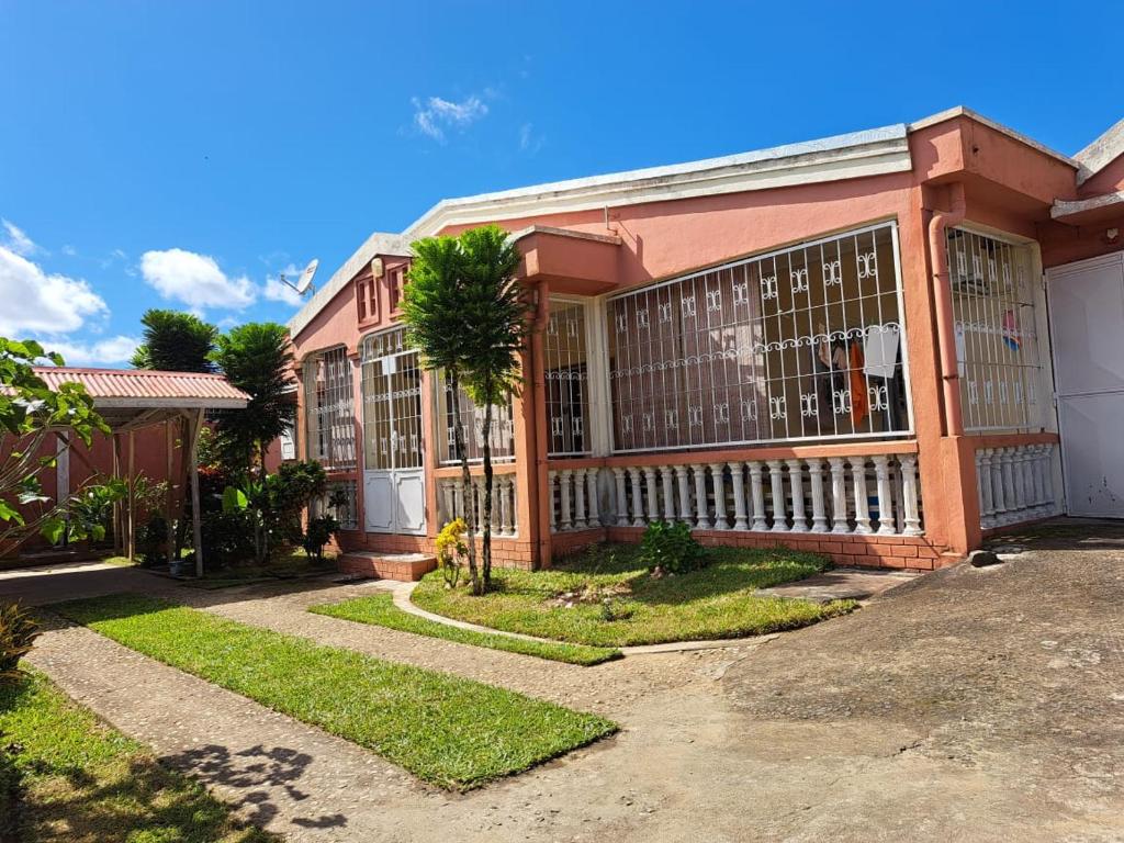 una casa grande con muchas ventanas en Chez Nofy Toamasina, en Toamasina