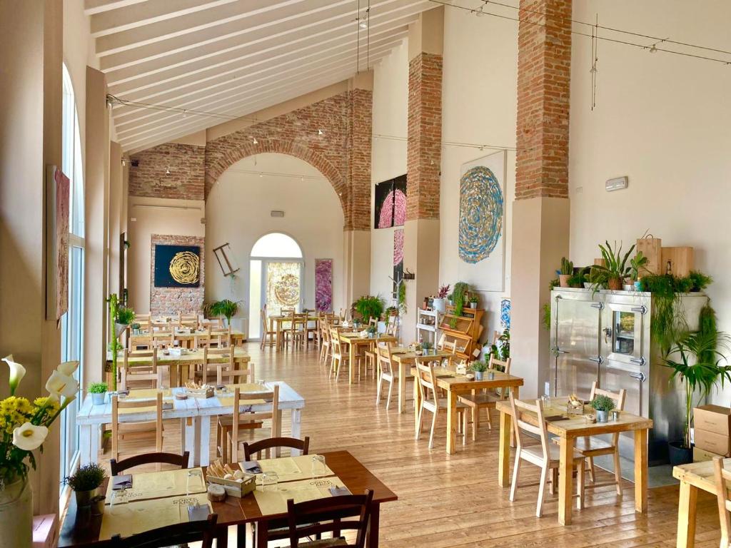 restauracja ze stołami i krzesłami w pokoju w obiekcie Agriturismo Beatilla w mieście Marmirolo