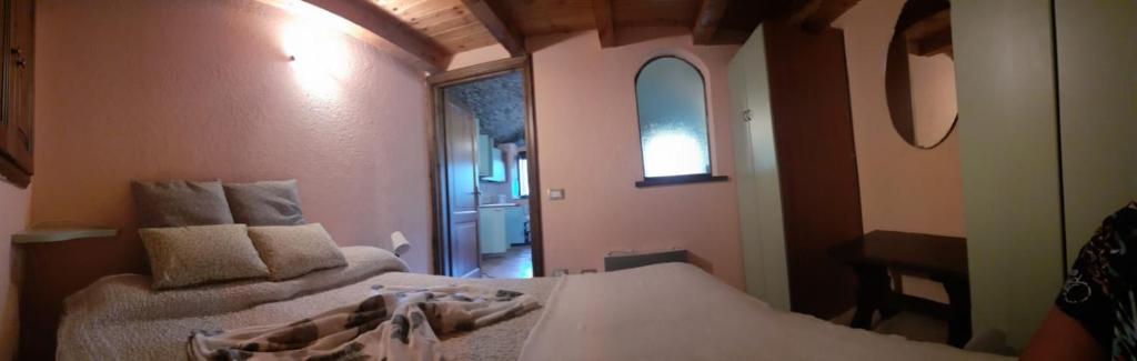 Llit o llits en una habitació de La Casa nella Valle del Cervino