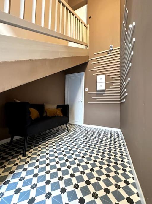 Аузына түкіреді