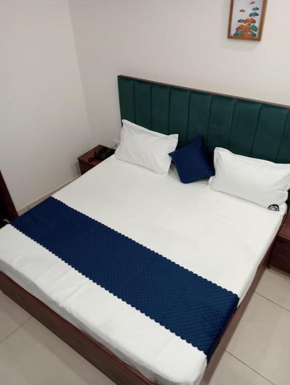 Postel nebo postele na pokoji v ubytování HOTEL KINGS