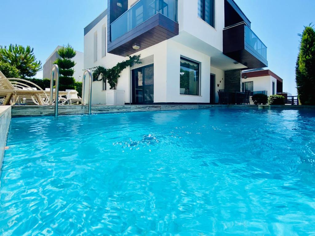 Bazén v ubytování Luxury Villa with private pool ''VİLLA FLAMINGO 7'' nebo v jeho okolí