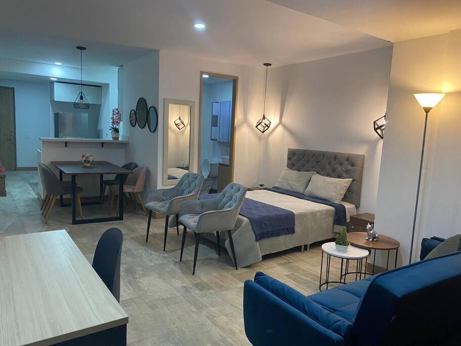 une chambre d'hôtel avec un lit et un salon dans l'établissement Acogedor monoambiente Sabaneta, à Sabaneta