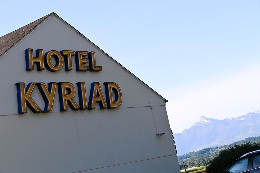 Nespecifikovaný výhled na hory nebo výhled na hory při pohledu z hotelu