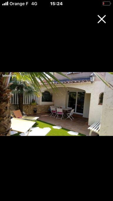 une photo d'une maison avec une cour et une terrasse dans l'établissement MAISON CENTRE VILLAGE PROCHE MER, à Saint-Cyr-sur-Mer