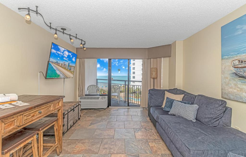 - un salon avec un canapé et une table dans l'établissement Oceanview 1 Bedroom Suite Landmark Resort 548 Perfect for a couple or party of 4, à Myrtle Beach