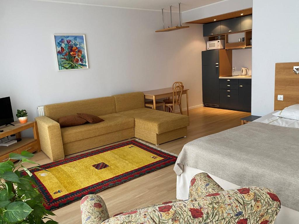 sala de estar con sofá y mesa en KURESSAARE TALLINN STREET APARTMENTs, en Kuressaare