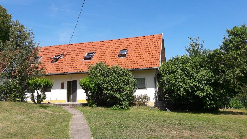 SzóládにあるFerienhaus Plattensee/Balatonのオレンジ色の屋根と木々のある家