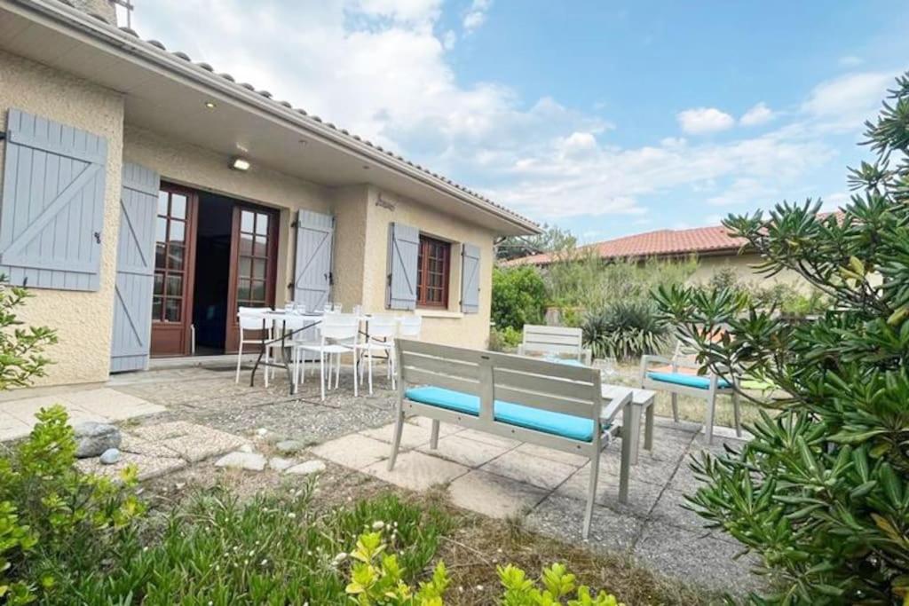 un banc assis devant une maison dans l'établissement Maison grand terrain 200m Plage, à Capbreton