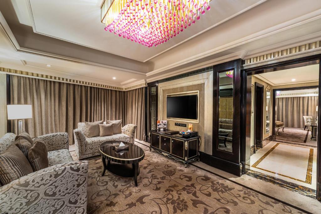 TV a/nebo společenská místnost v ubytování Narcissus Riyadh Hotel & Spa