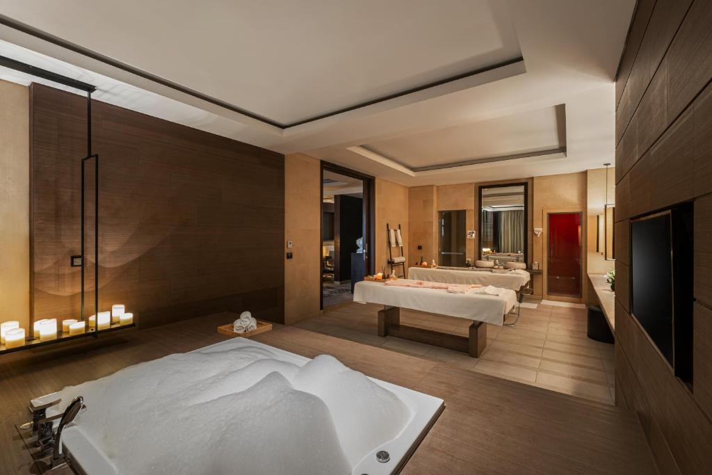 Postel nebo postele na pokoji v ubytování Narcissus Riyadh Hotel & Spa