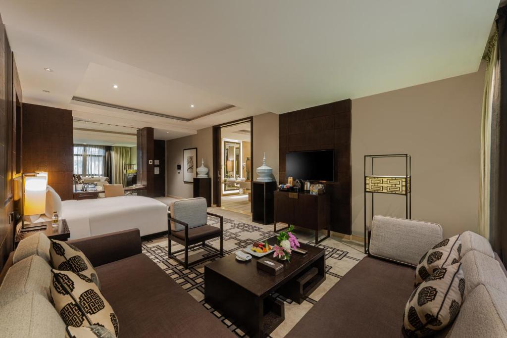 Postel nebo postele na pokoji v ubytování Narcissus Riyadh Hotel & Spa