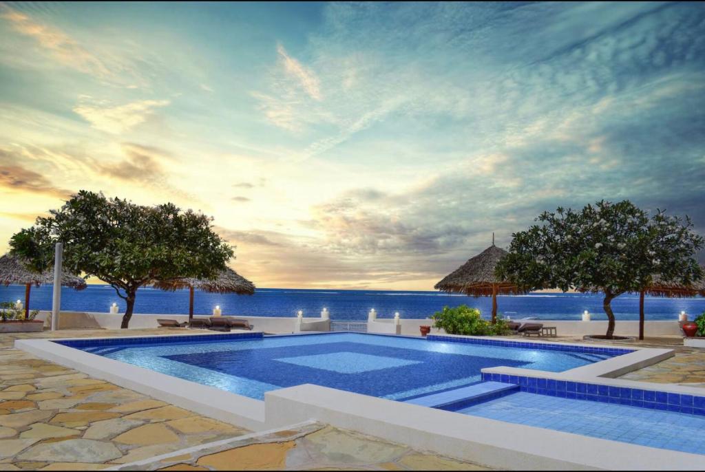 uma piscina com vista para o oceano em Charming Penthouse -Holidays Houses em Malindi