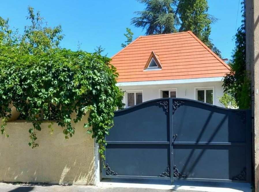 a black metal gate in front of a house at Gîte La Belle étoile - Paray-le-Monial in Paray-le-Monial