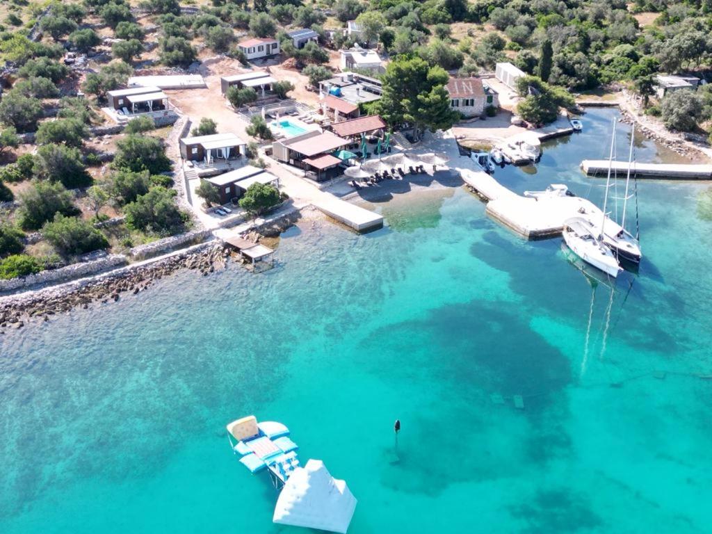 una vista aérea de un puerto deportivo con barcos en el agua en Beach resort BAIN - house Hela, free transport, pool, bbq, breakfast, restaurant, Island of Žut - Kornati, en Pristanišće