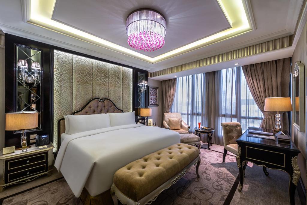 Postel nebo postele na pokoji v ubytování Narcissus Riyadh Hotel & Spa