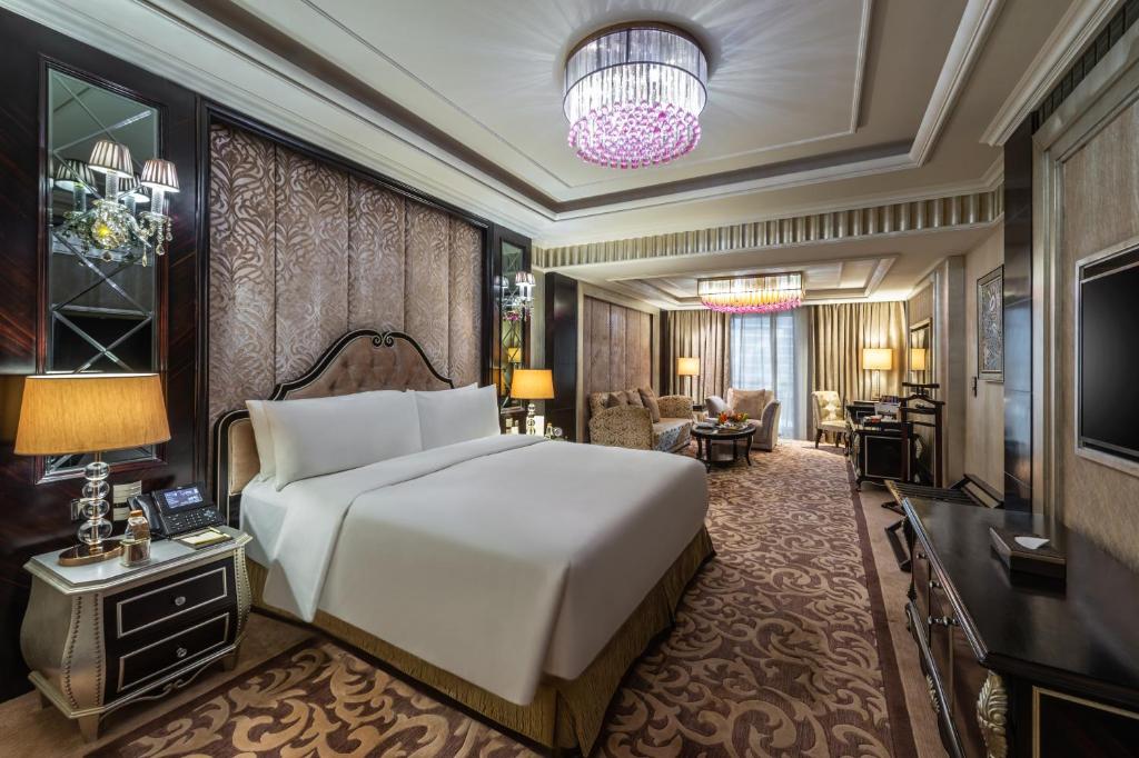 TV a/nebo společenská místnost v ubytování Narcissus Riyadh Hotel & Spa