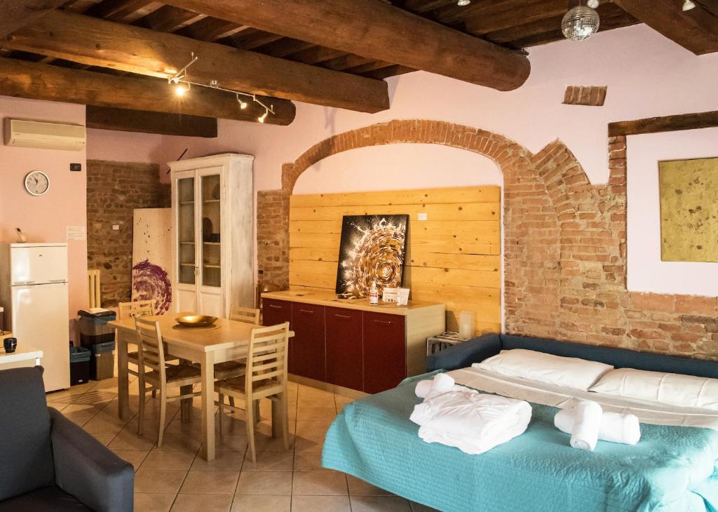 sypialnia z łóżkiem i stołem w pokoju w obiekcie Agriturismo Beatilla w mieście Marmirolo