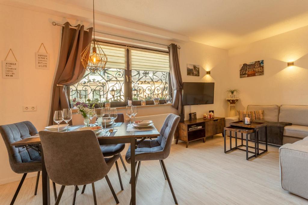 ein Wohnzimmer mit einem Esstisch und einem Sofa in der Unterkunft Ferienwohnung Airone Nero in Gerolstein