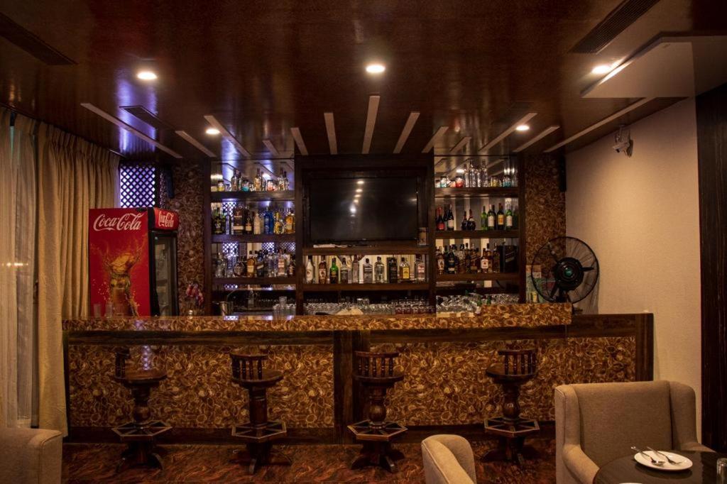 Ο χώρος του lounge ή του μπαρ στο RATNA HOTEL