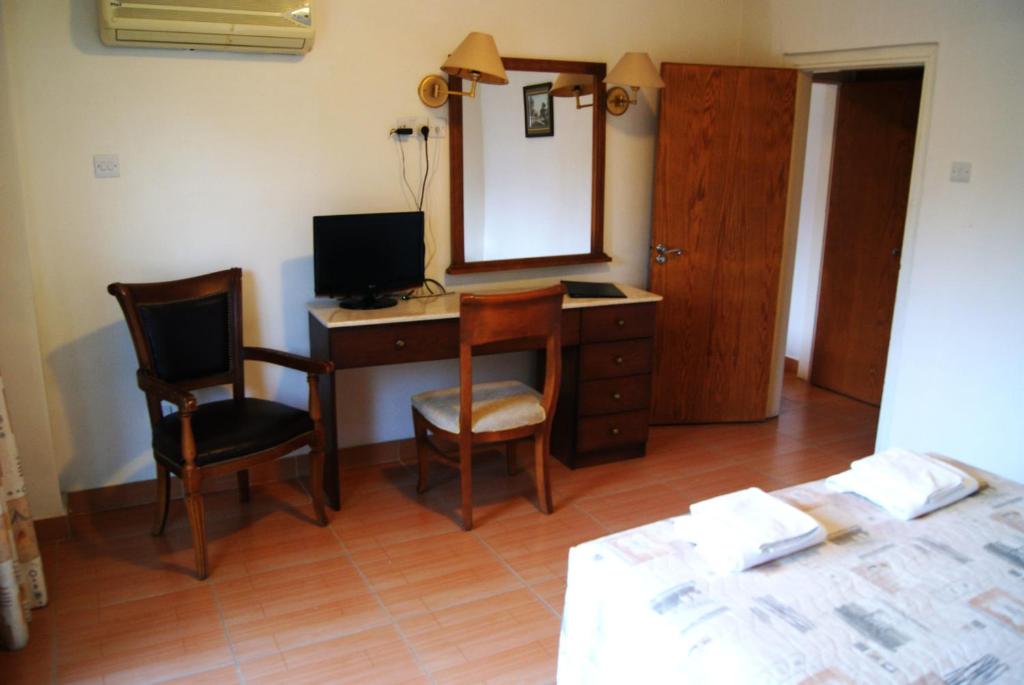 TV a/nebo společenská místnost v ubytování M. Moniatis Hotel
