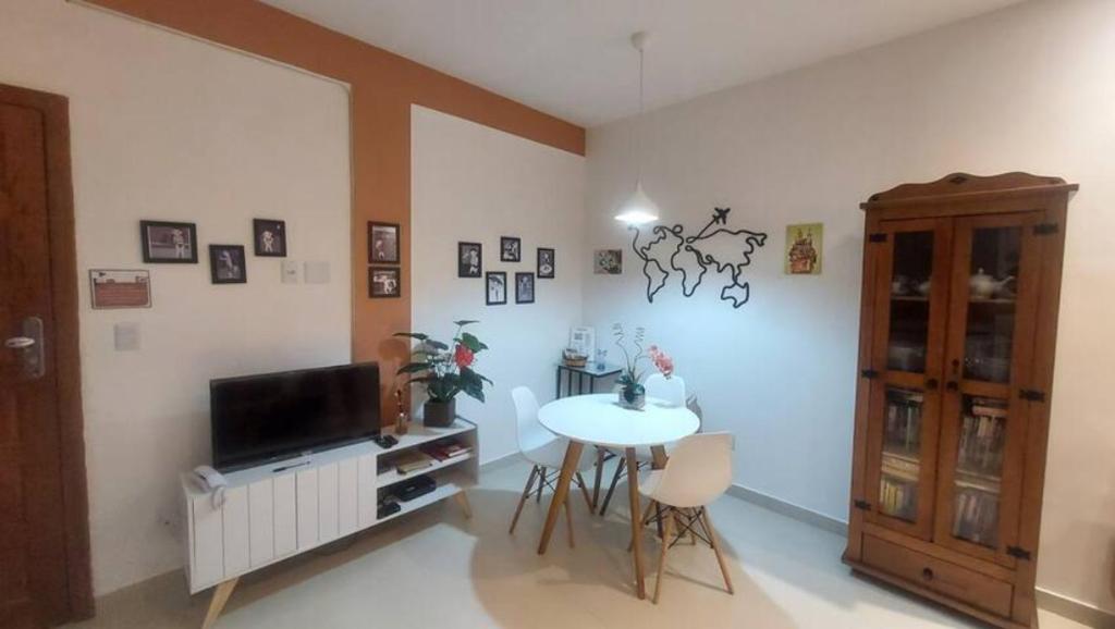 Zimmer mit einem Tisch und einem TV sowie einem Tisch und Stühlen in der Unterkunft Studio da Babi in Rio de Janeiro