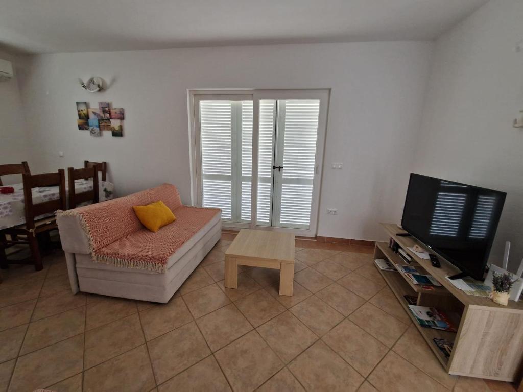 TV a/nebo společenská místnost v ubytování Apartmani Sofija