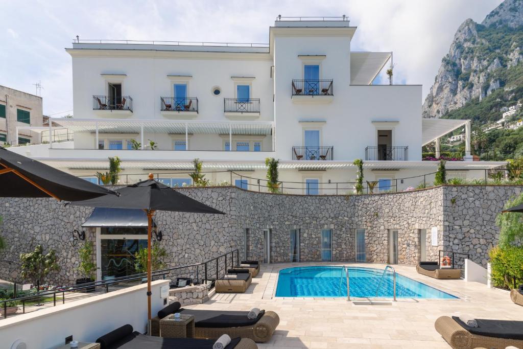 Bazén v ubytovaní Villa Marina Capri alebo v jeho blízkosti