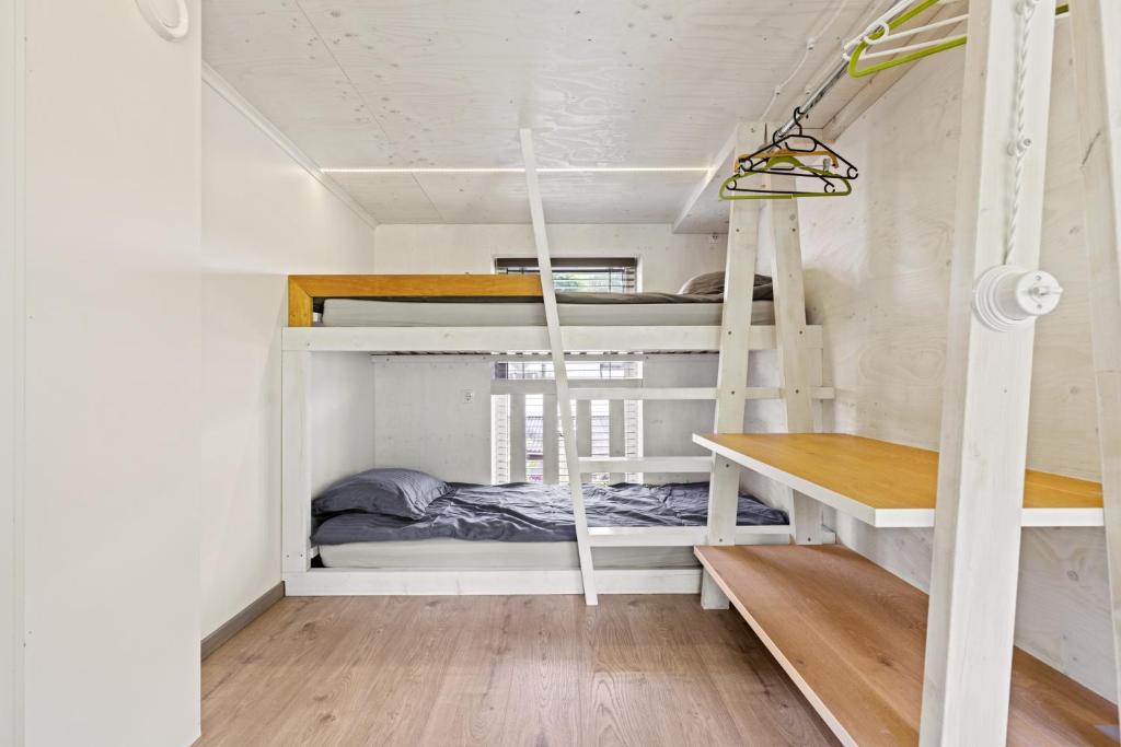 Palanda nebo palandy na pokoji v ubytování Cube house